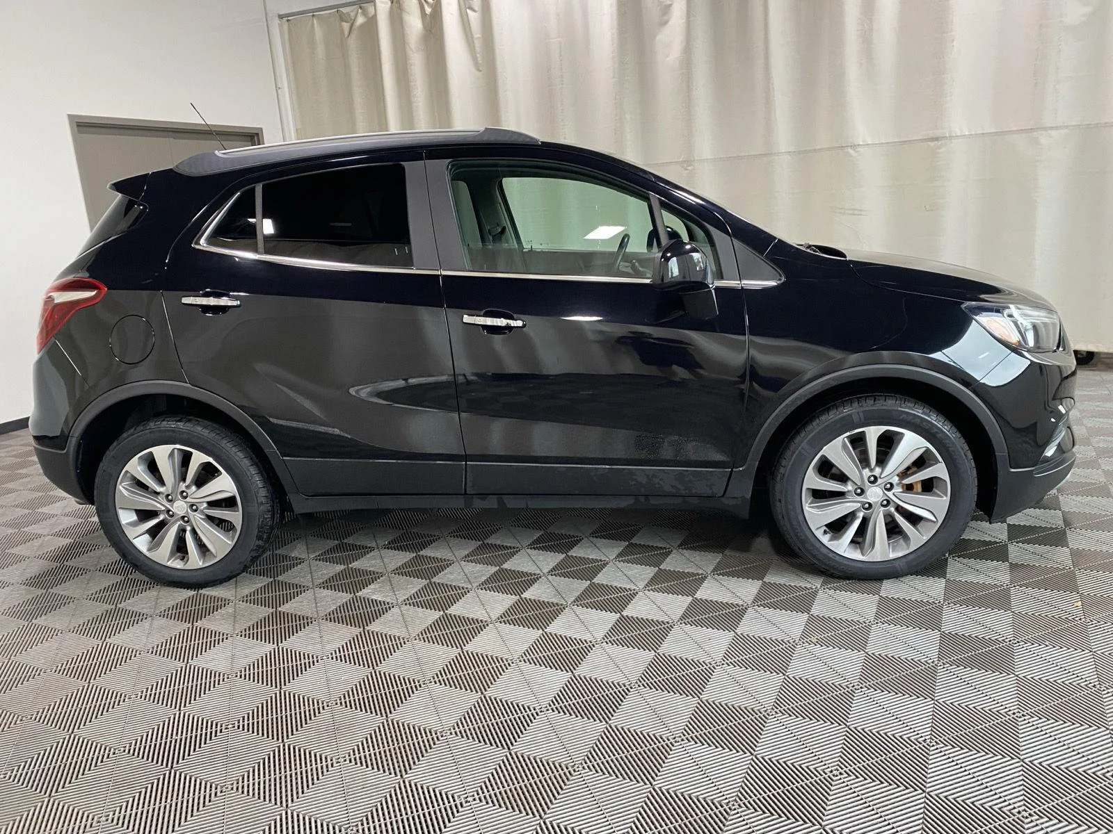 Used 2020 Ebony Twilight Metallic Buick Preferred image 8