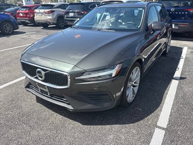 Used 2020 Pine Gray Metallic Volvo Momentum image 1