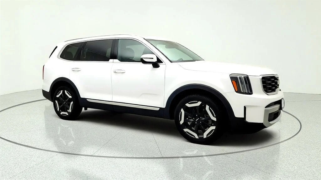 Used 2024 Glacial White Pearl Kia S AWD w/ Sunroof Package image 3