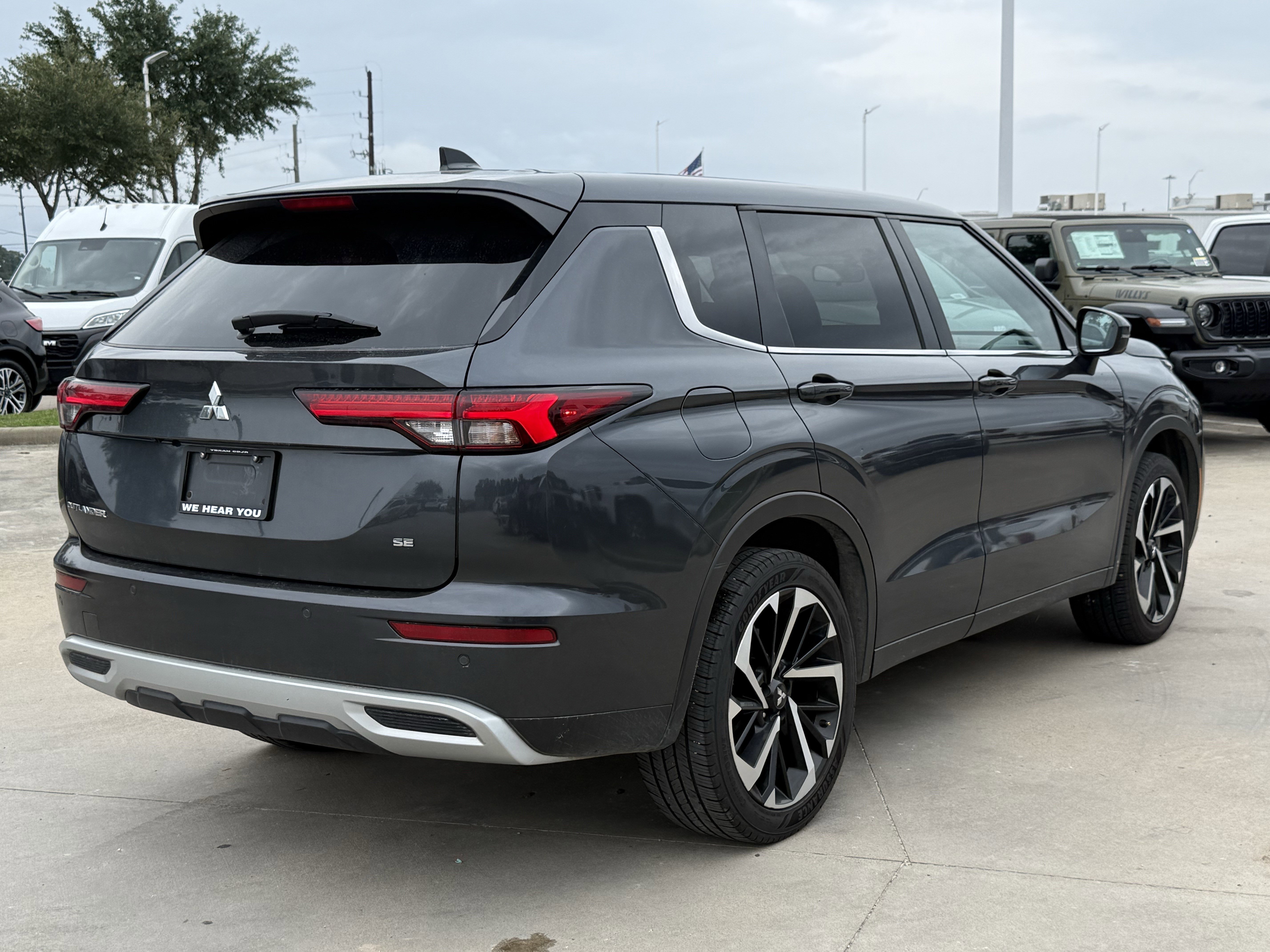 Used 2024 Gray Mitsubishi SE image 4
