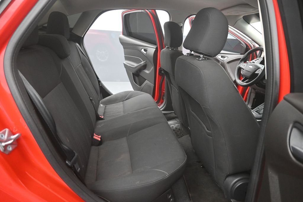 Used 2016 Red Ford SE image 2