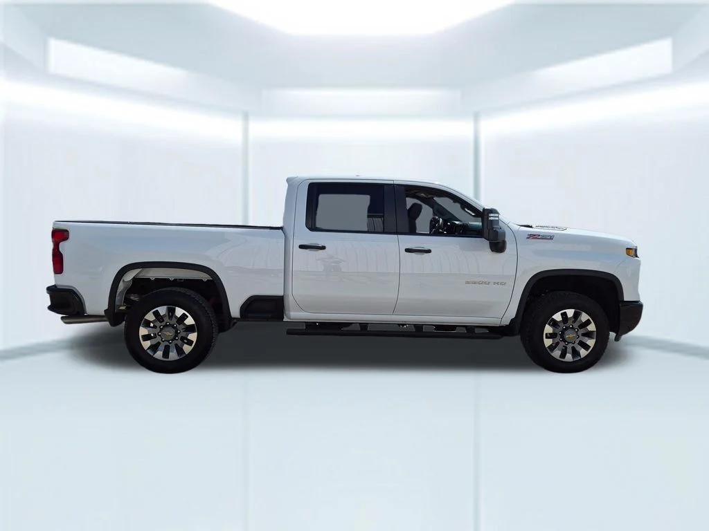 Used 2025 White Chevrolet Custom image 7
