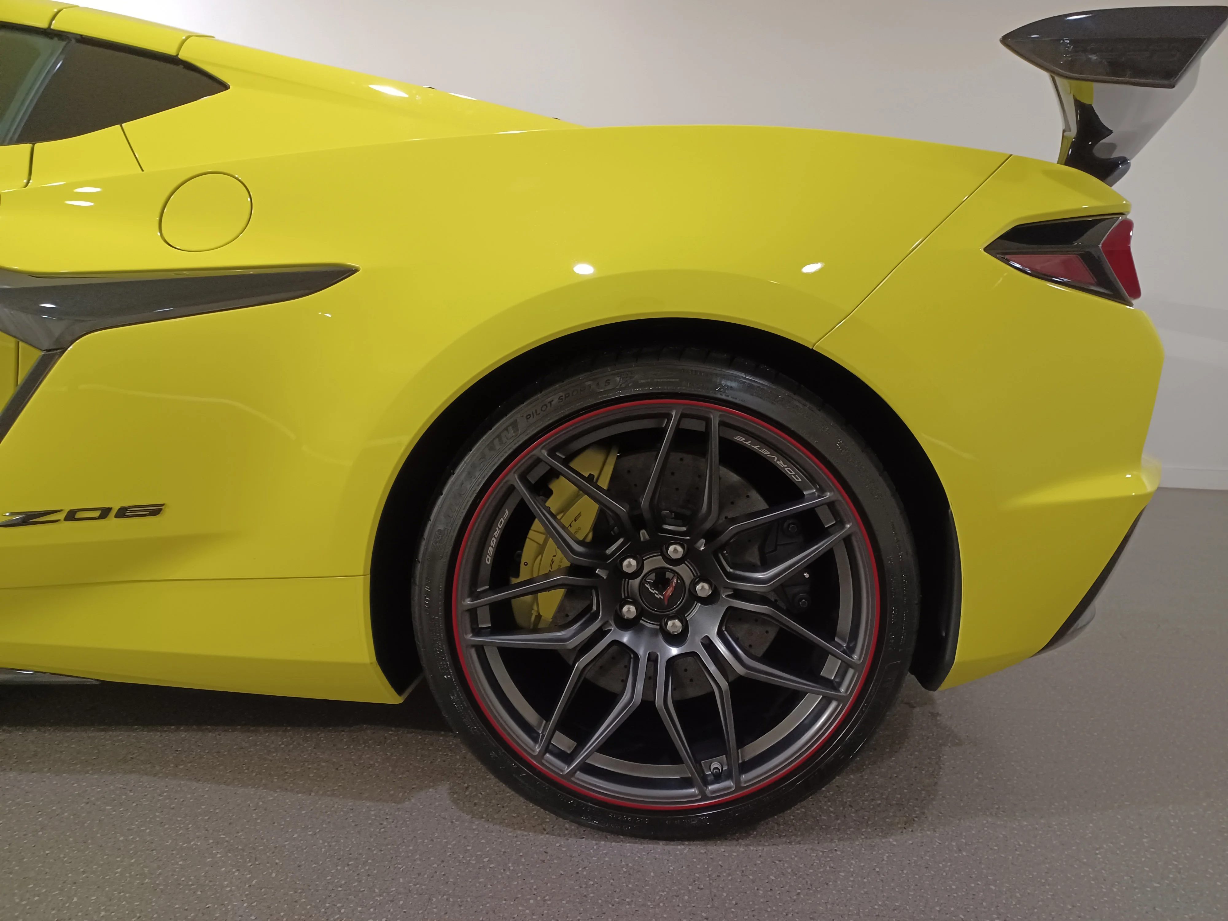 Certified Used 2023 Yellow Chevrolet Z06 3LZ*NO LUX TAX! | 670HP! | Carbon Ceramic Brakes | Z07 Suspension | High Wing Spoiler | Stealth image 19