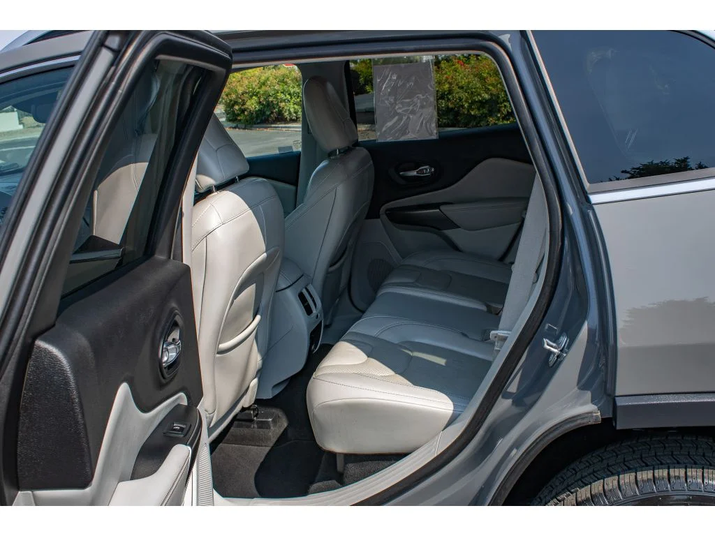 Used 2021 Sting-Gray Clearcoat Jeep Latitude Lux image 16