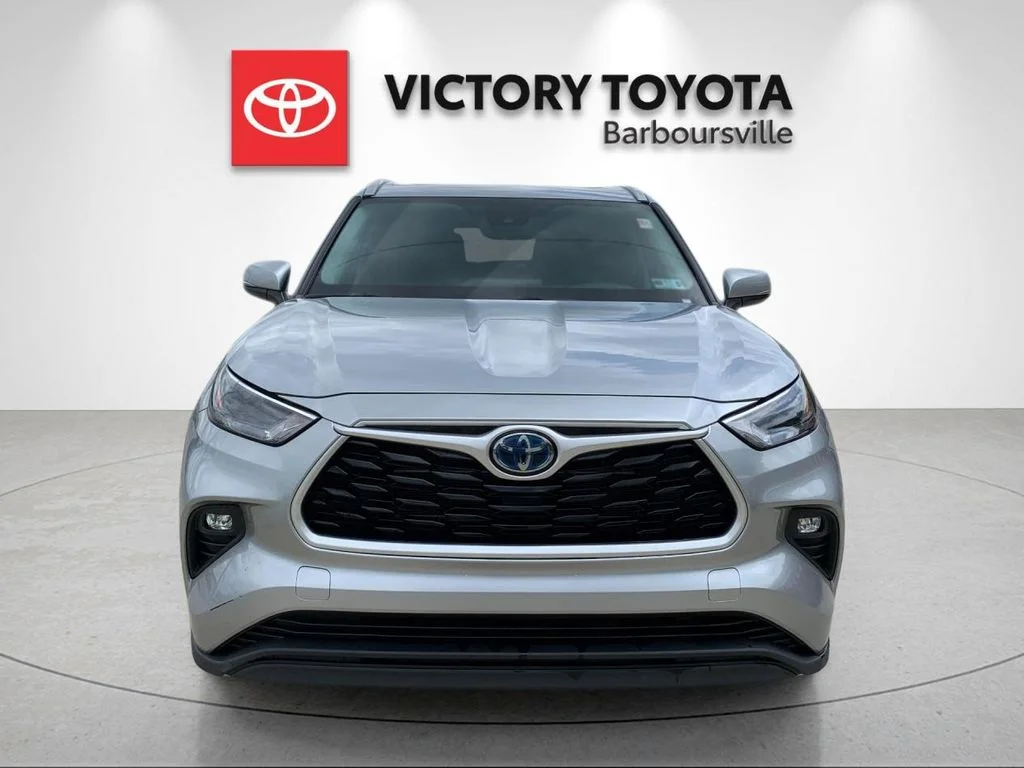 Used 2022 Silver Toyota XLE image 8