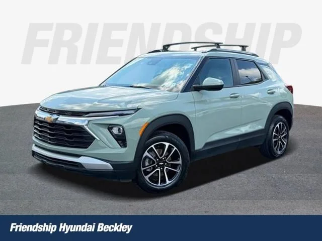Used 2025 Green Chevrolet LT image 1