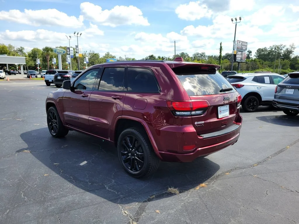 Used 2018 Red Jeep Altitude 4x4 image 4