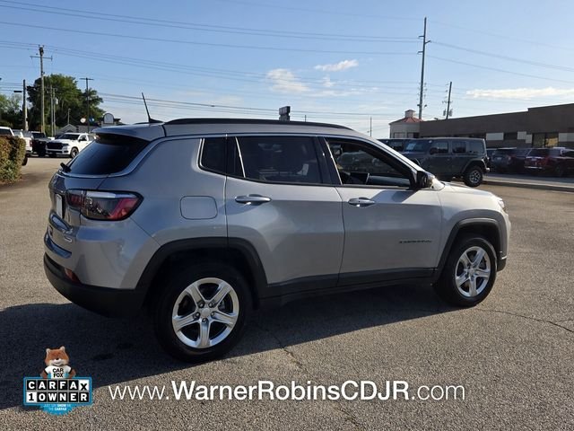 Used 2024  Jeep Latitude image 15