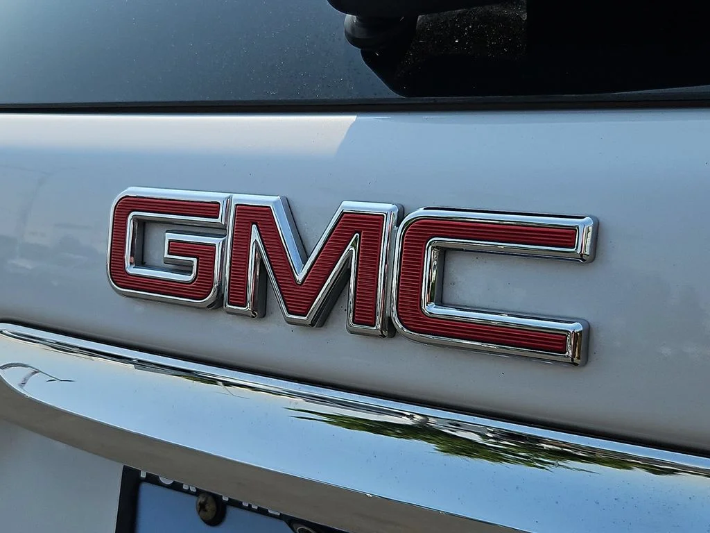 Used 2020 White Frost Tricoat GMC Denali image 25