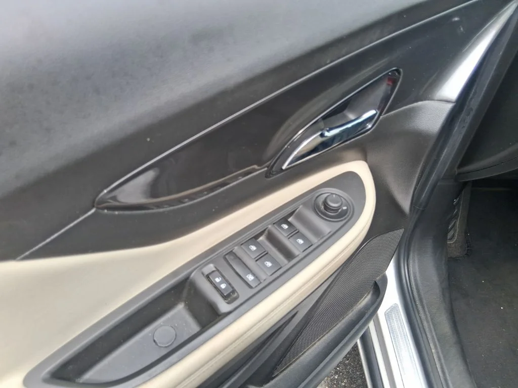 Used 2017 White Buick Essence image 9