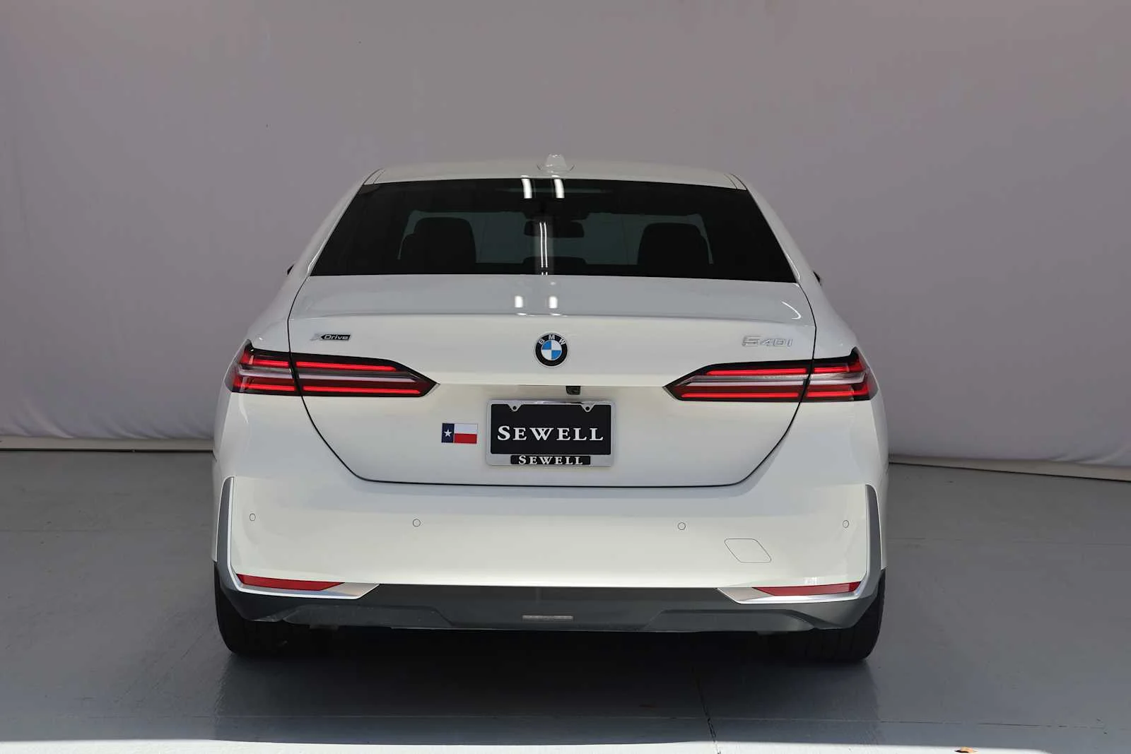 Used 2024 Alpine White BMW 540i xDrive image 9