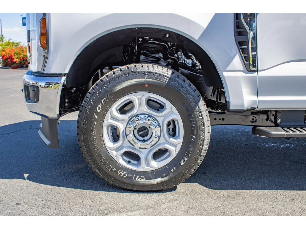 New 2026 OXFORD WHITE Ford XLT image 5
