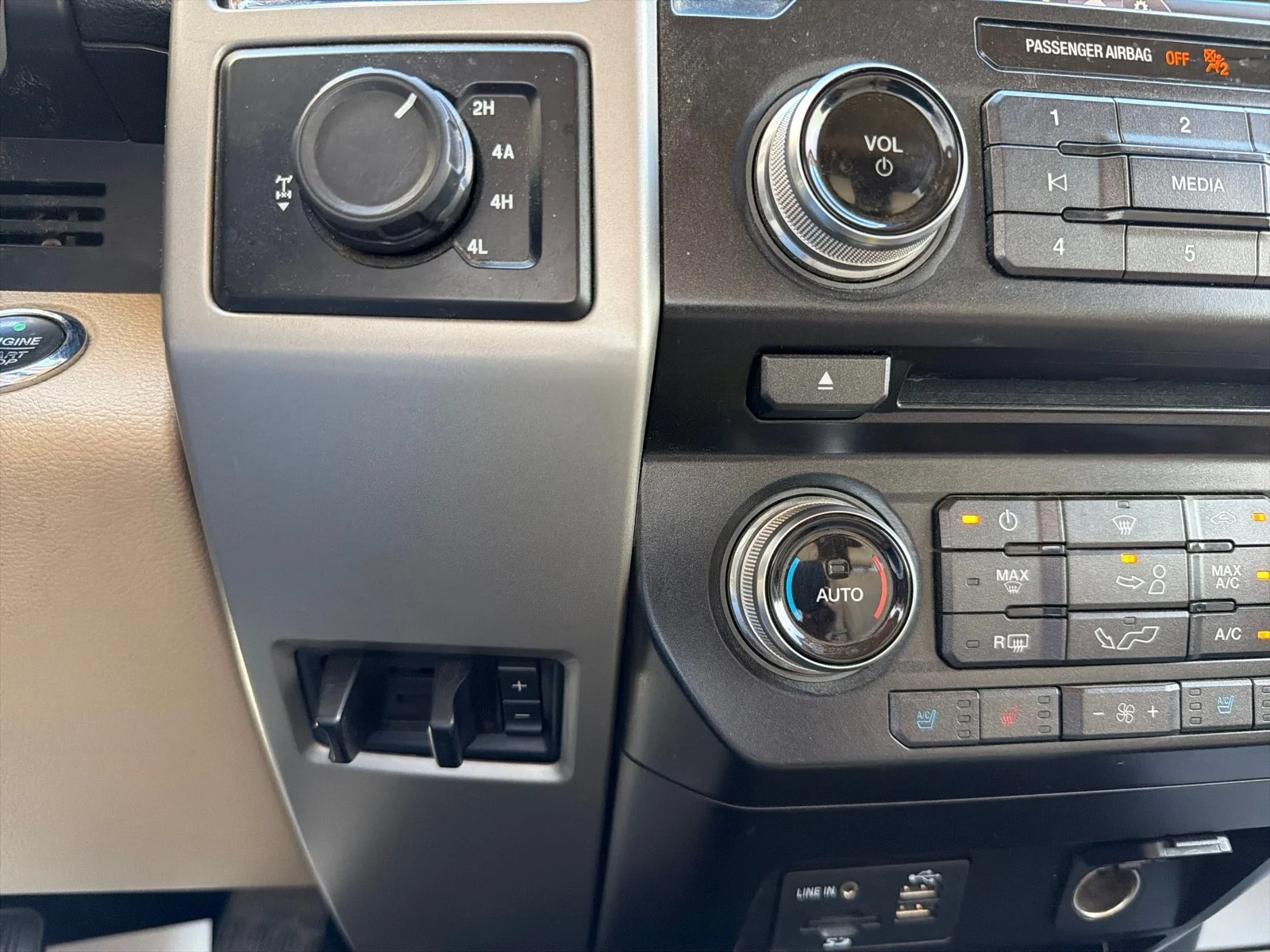 Used 2015 White Platinum Metallic Tri-Coat Ford Lariat image 28