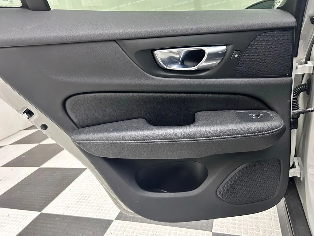 Used 2020 Silver Volvo T5 image 13