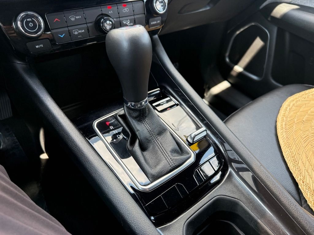 Used 2024 White Jeep Latitude image 30