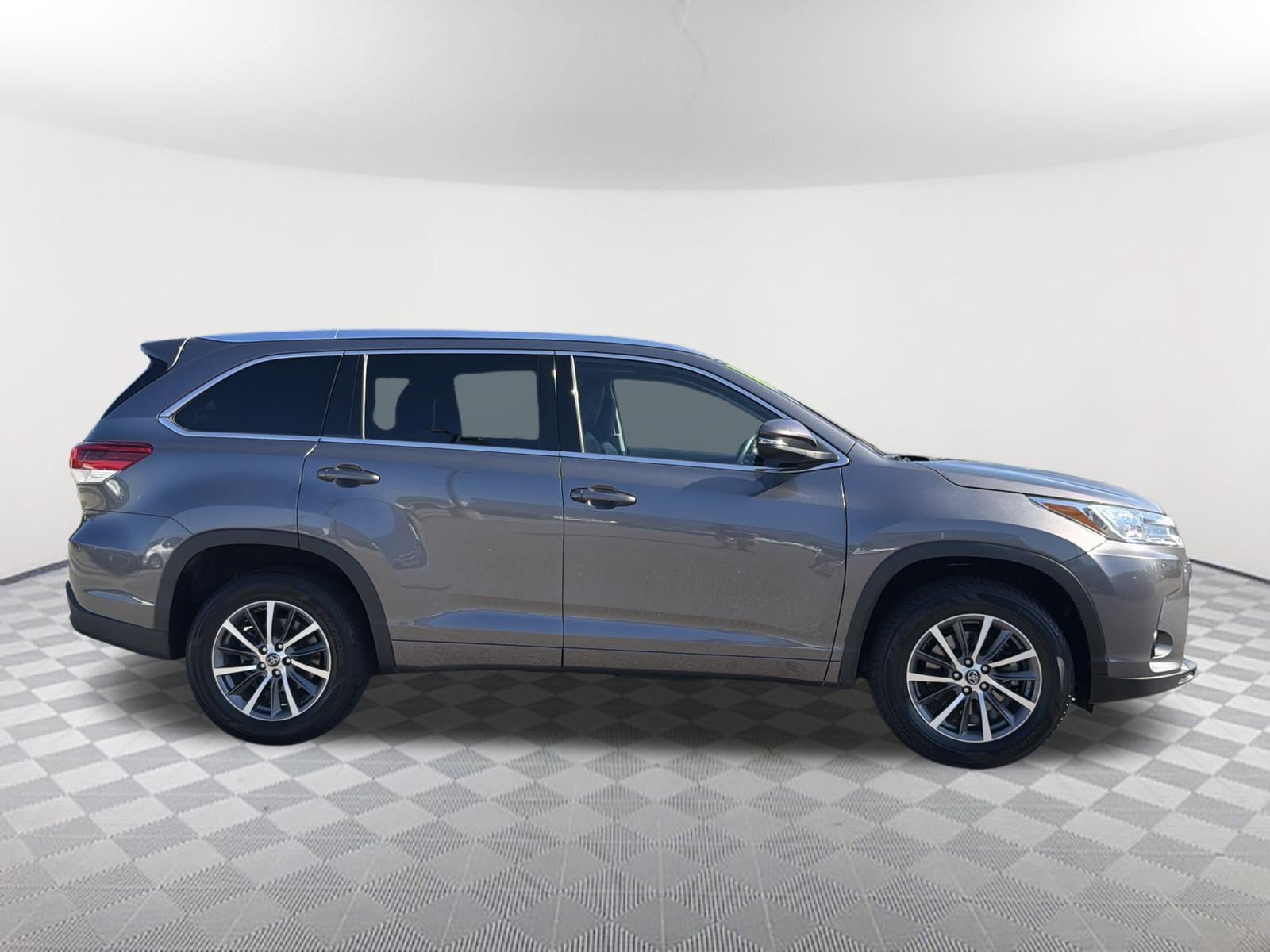 Used 2018 Predawn Gray Mica Toyota XLE image 16