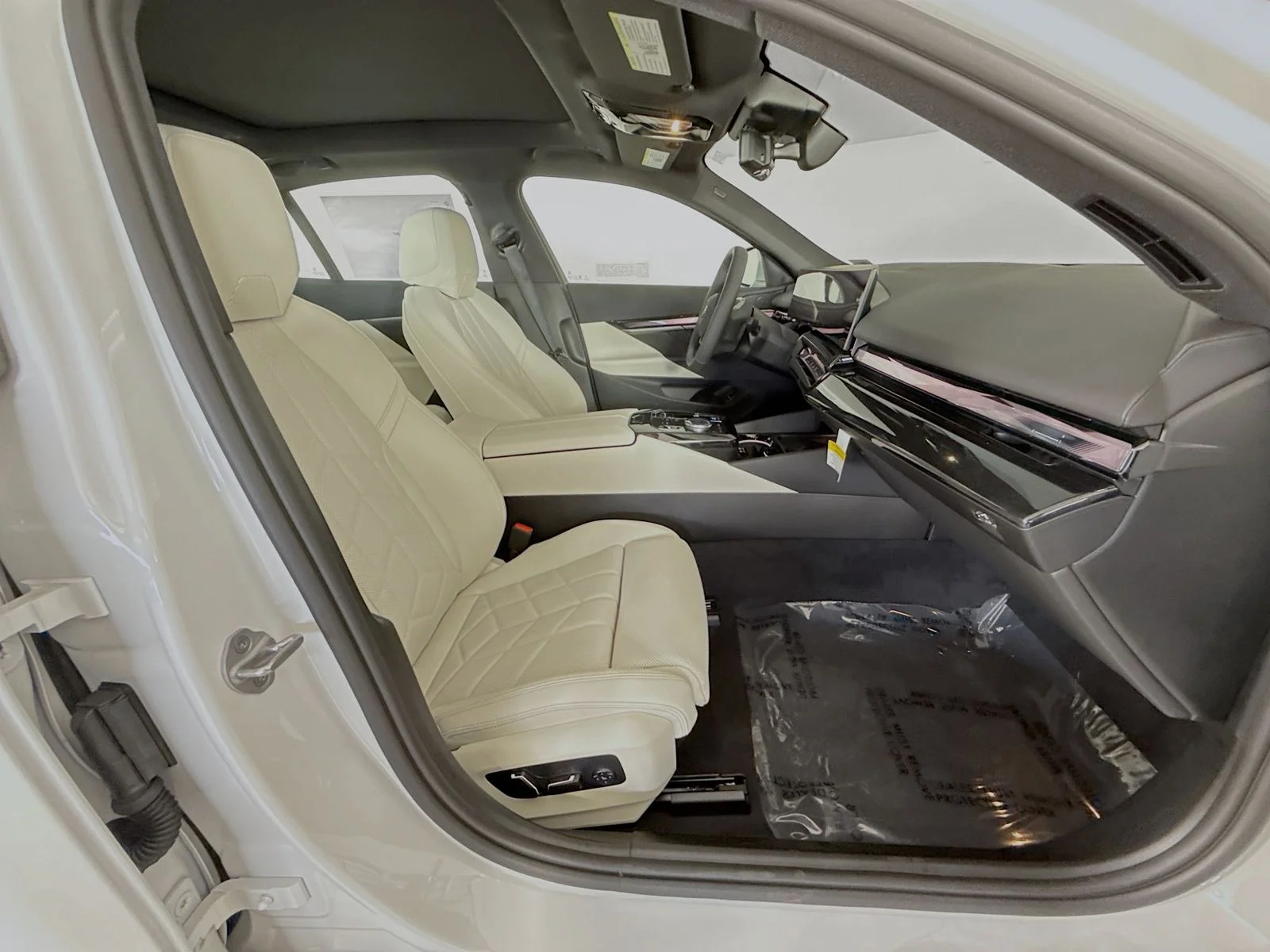 New 2026 Mineral White Metallic BMW eDrive40 image 30