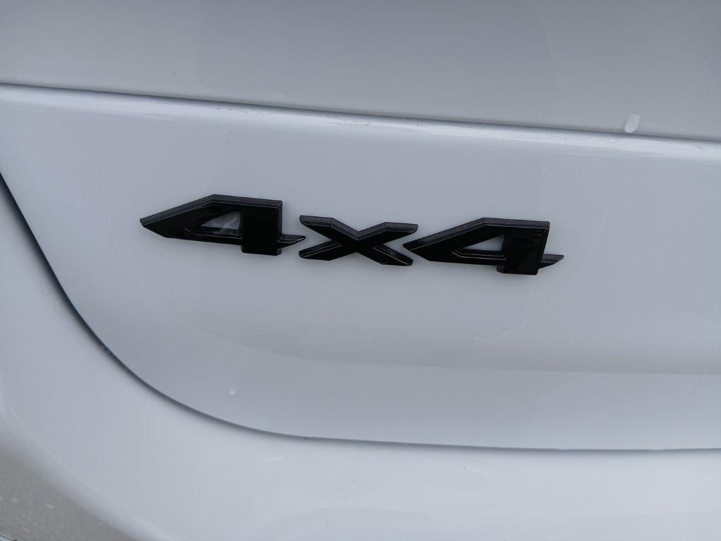 New 2026 Bright White Clear-Coat Exterior Paint Jeep Altitude image 9