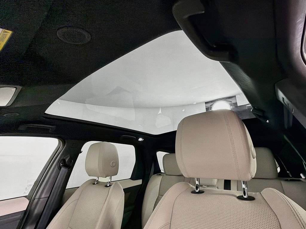 Used 2023 White Land Rover SE image 23