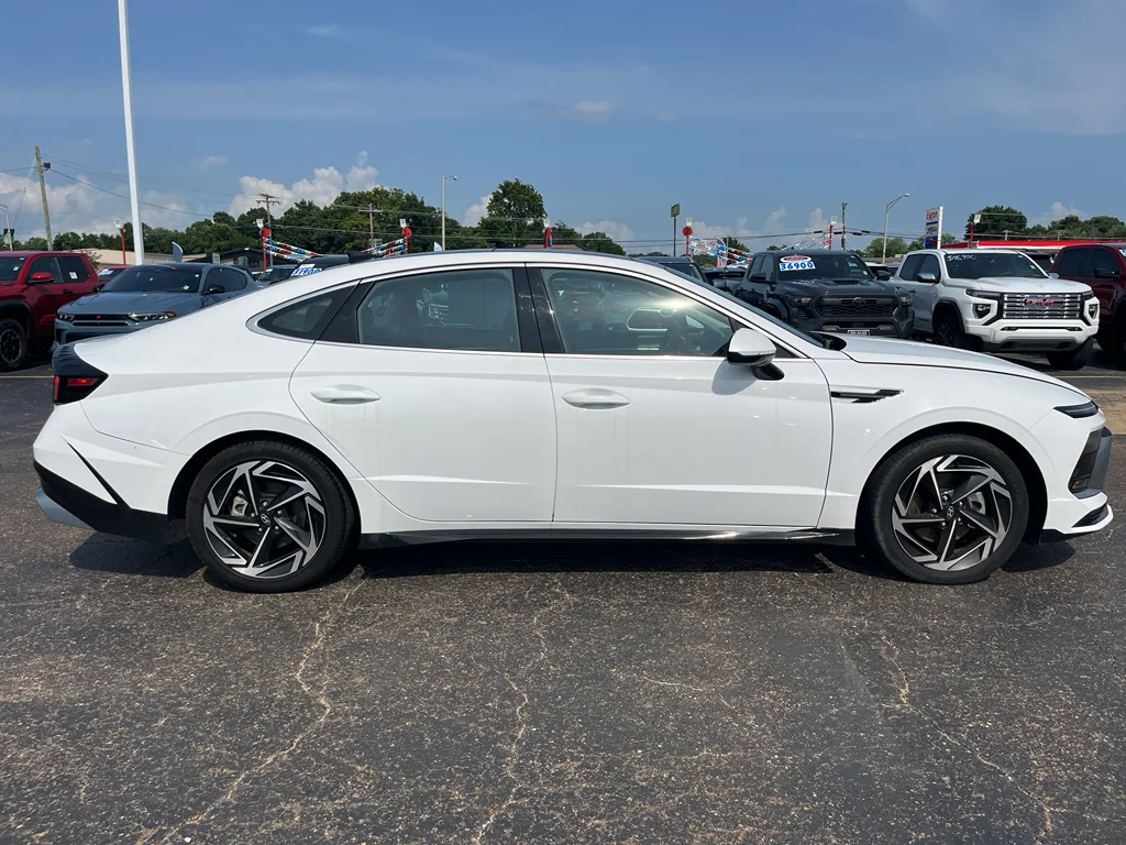 Used 2025 Serenity White Hyundai SEL Convenience image 4