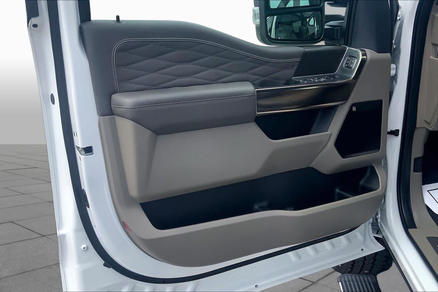 Used 2026 Star White Ford Platinum image 22