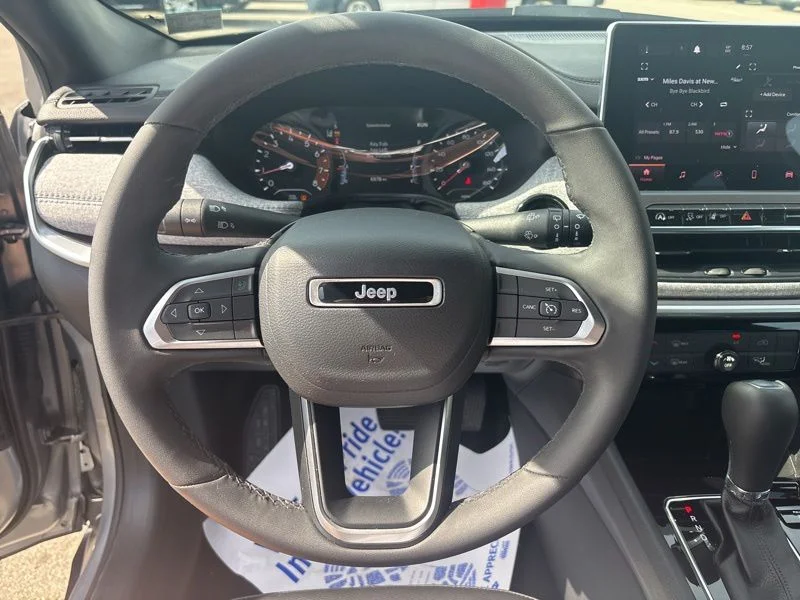 Used 2023 Silver Jeep Latitude image 33