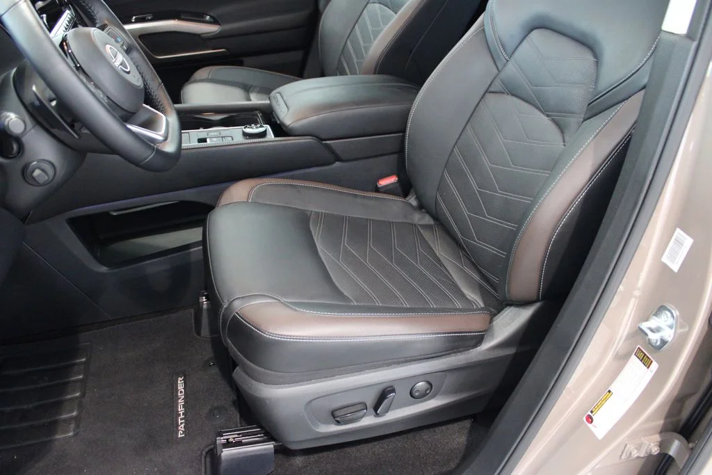 Used 2025  Nissan Platinum image 10