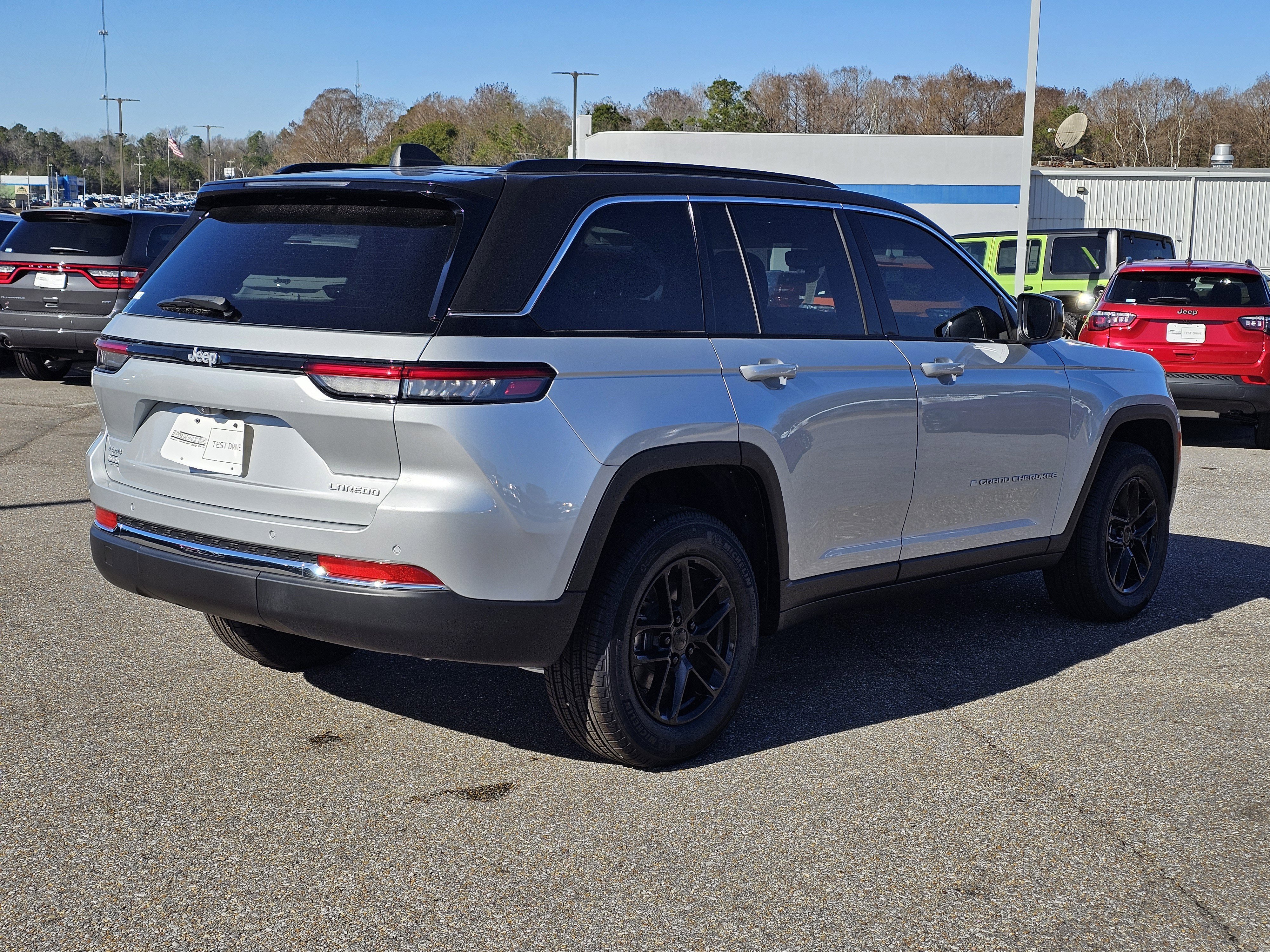 New 2024 Silver Zynith Jeep Laredo X image 8