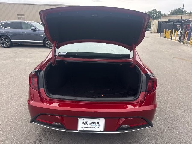 Used 2023 Red Hyundai SE image 9