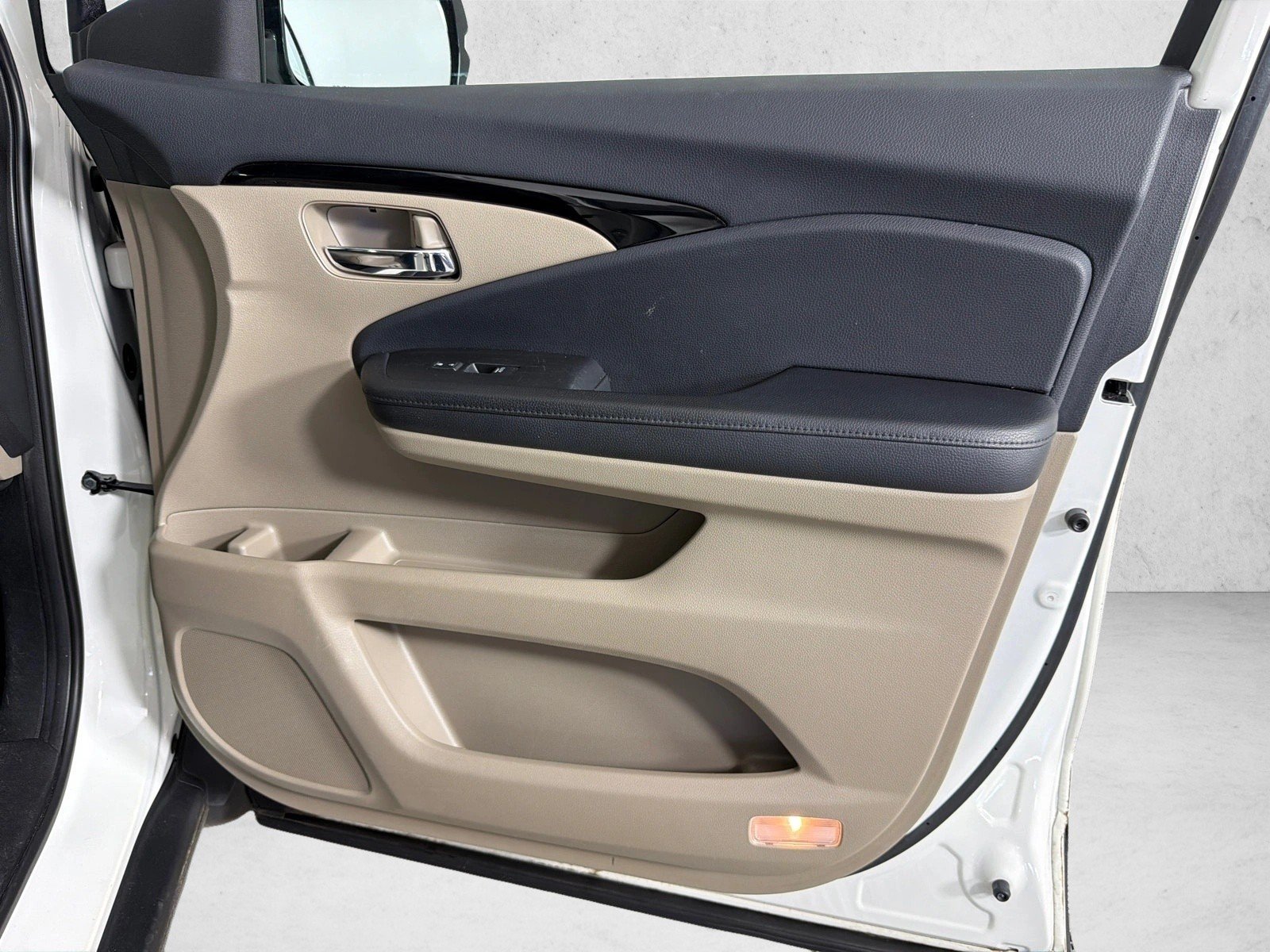 Used 2018 White Diamond Pearl Honda Touring image 16