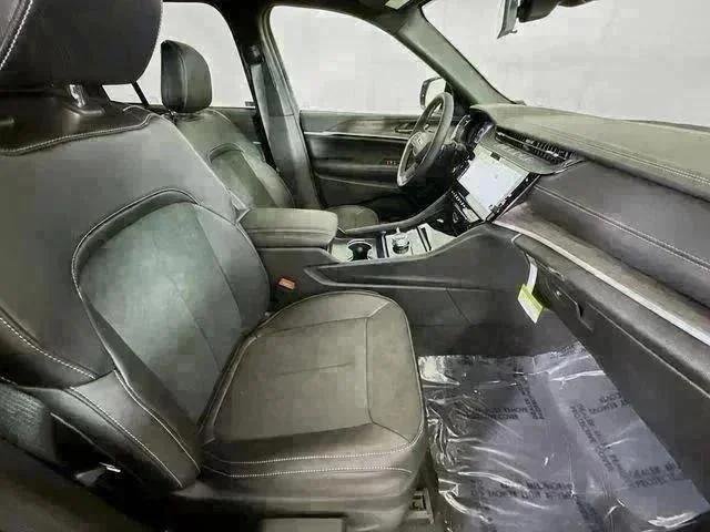 New 2026 Bright White Clear-Coat Exterior Paint Jeep Laredo image 27