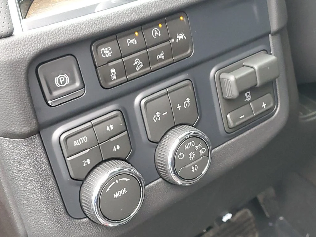 2027 Chevrolet Suburban High Country - Photo 8