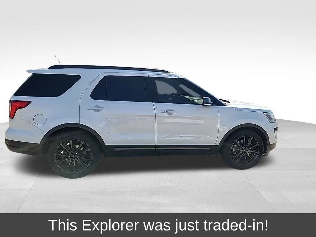 Used 2018 White Platinum Tri-Coat Metallic Ford XLT image 1