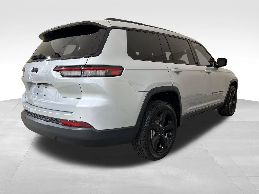 Used 2021 Silver Jeep Altitude image 5