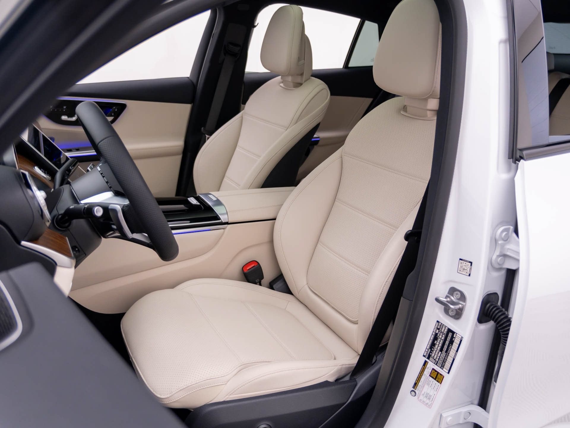 New 2027 MANUFAKTUR Moonlight White Metallic Mercedes-Benz GLC 300 Coupe image 60