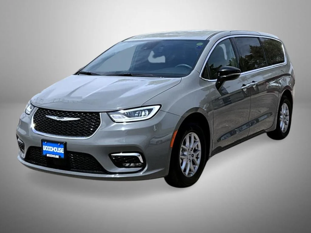 2025 Chrysler Pacifica Select's photo
