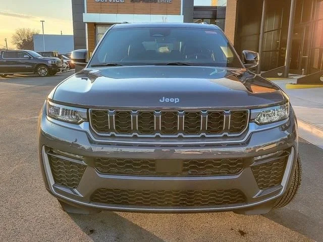 New 2026 Baltic Gray Metallic Clear-Coat Exterior Paint Jeep Limited image 4
