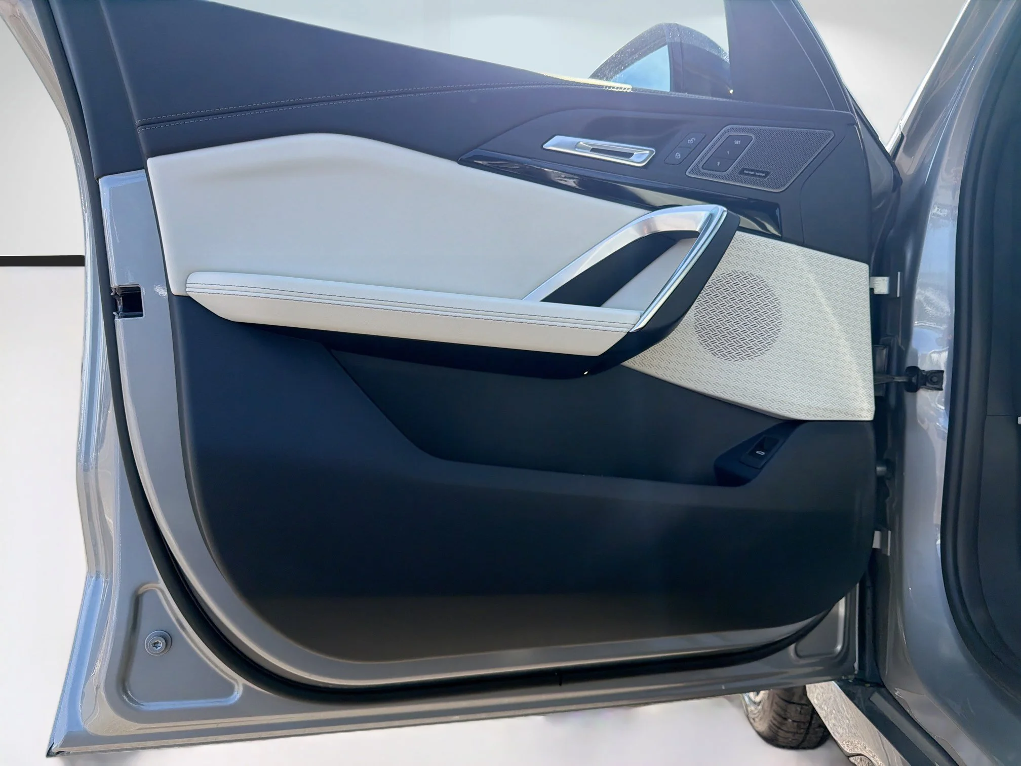 New 2026 Space Silver Metallic BMW xDrive28i image 22
