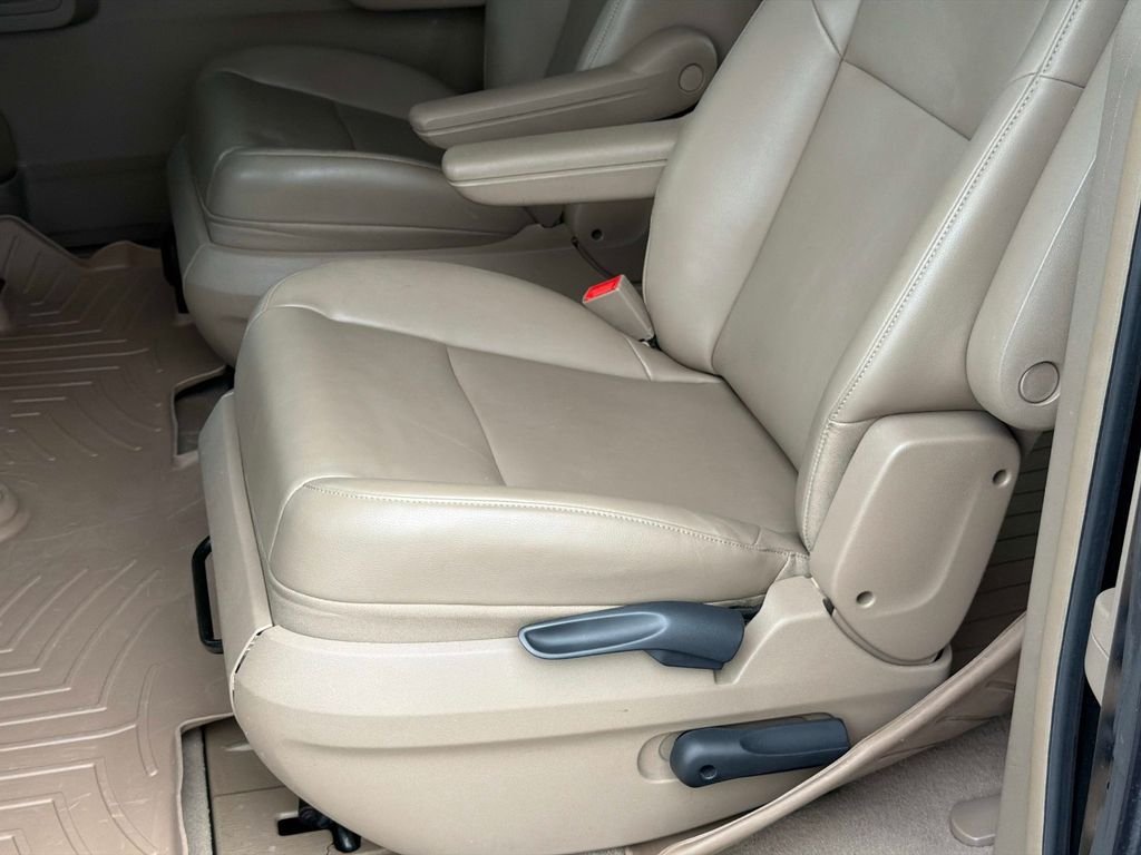 Used 2011 Black Volkswagen SE image 12