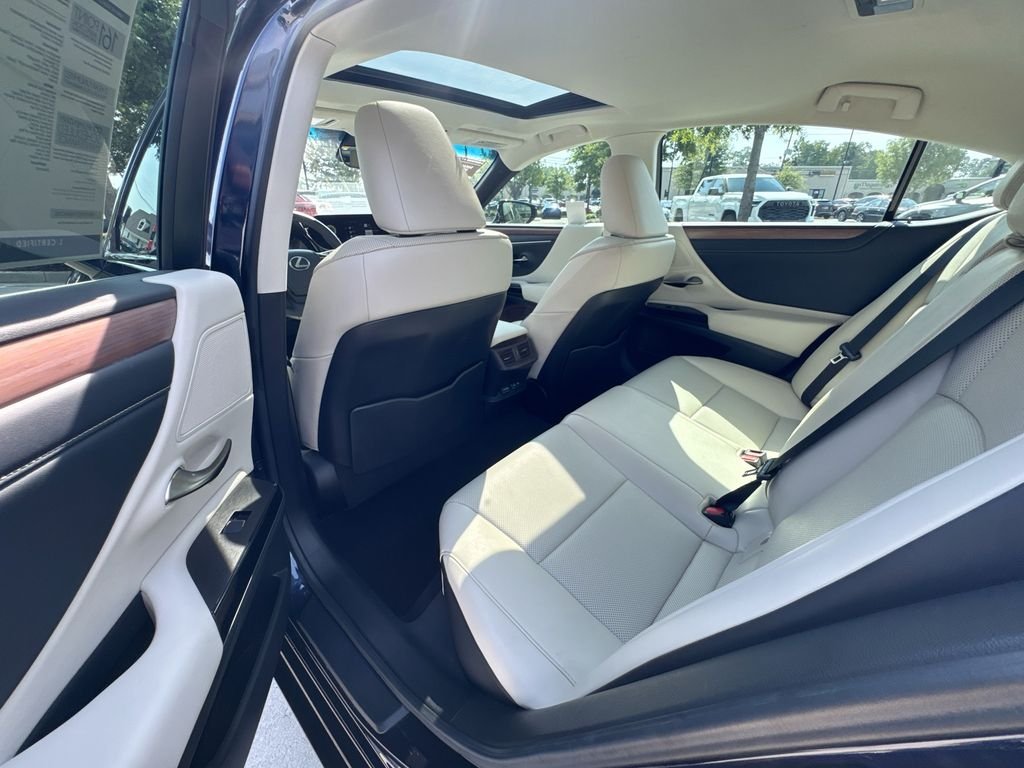 Used 2025  Lexus 350 image 32