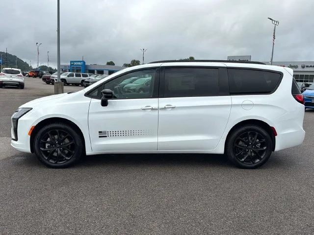 New 2027 White/off-white Chrysler Select image 7