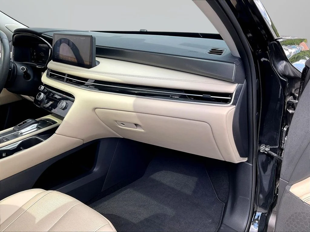 Used 2025 Black INFINITI LUXE image 28