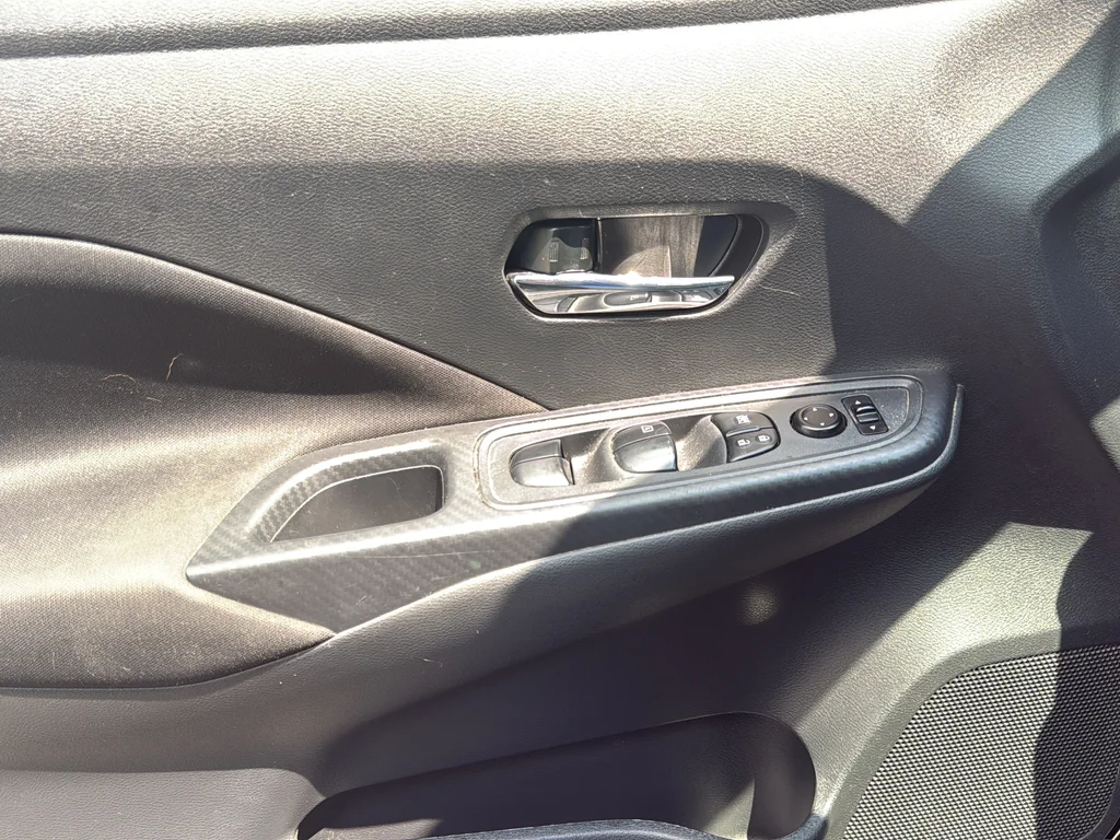 Used 2021 Black Nissan 1.6 SV image 30