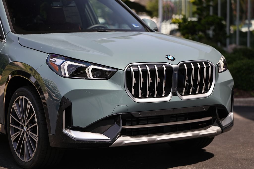 New 2026 Cape York Green Metallic BMW xDrive28i image 2