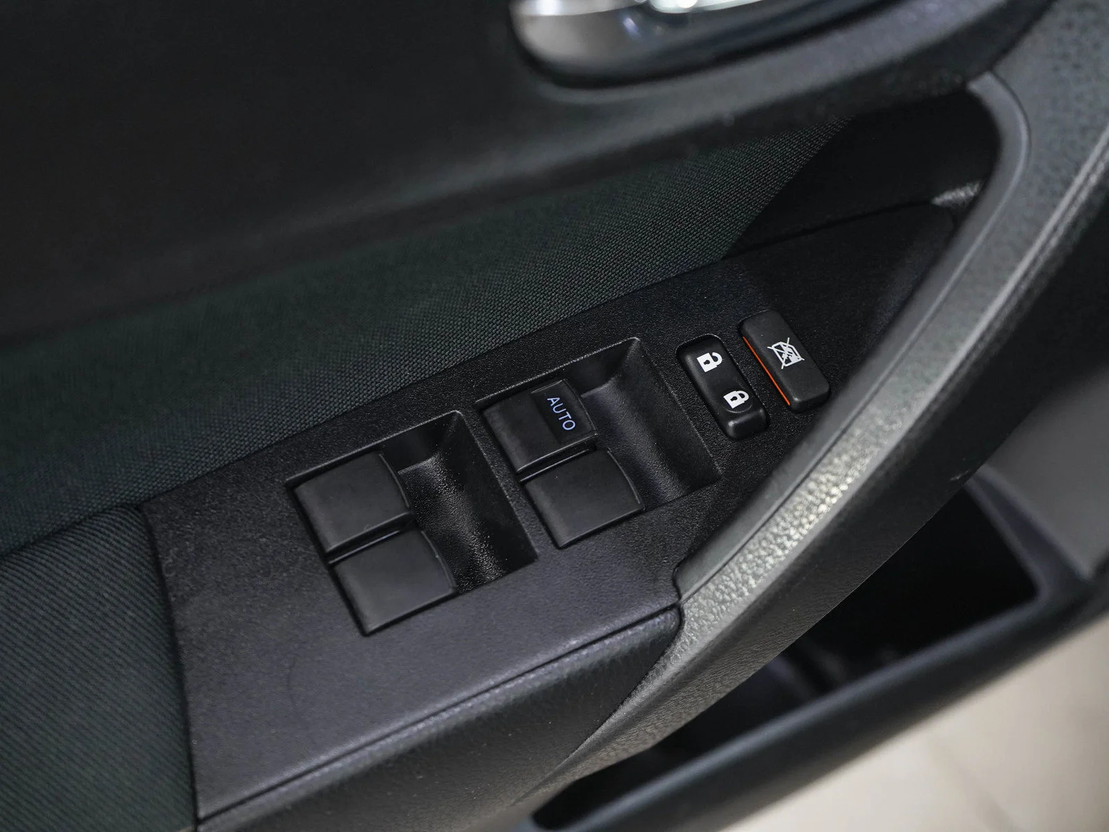 Used 2018  Toyota LE image 18