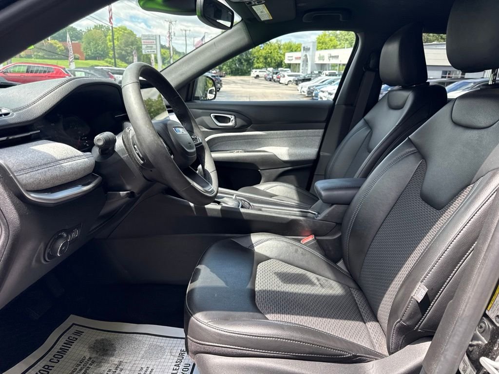 Used 2023 Black Jeep Latitude image 9