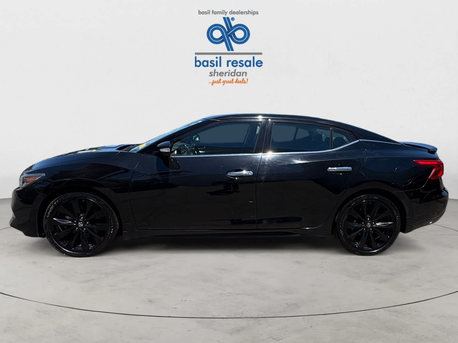 Used 2017 Super Black Nissan SR image 3
