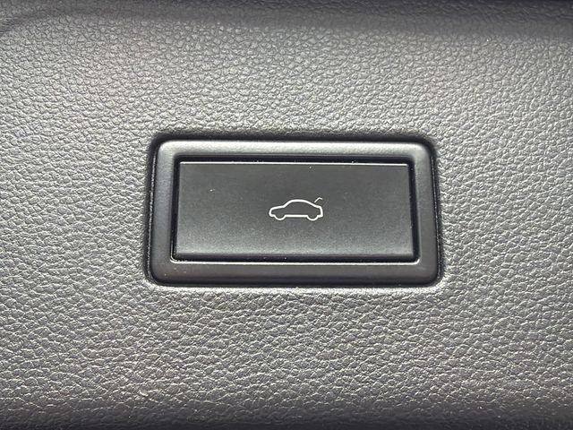 Used 2018 Gray Volkswagen SEL Premium image 19