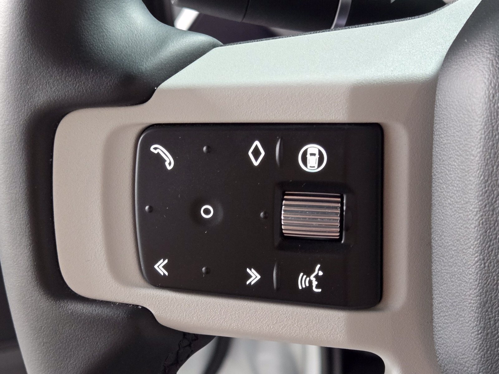 Used 2026 Fuji White Land Rover X-Dynamic SE image 25