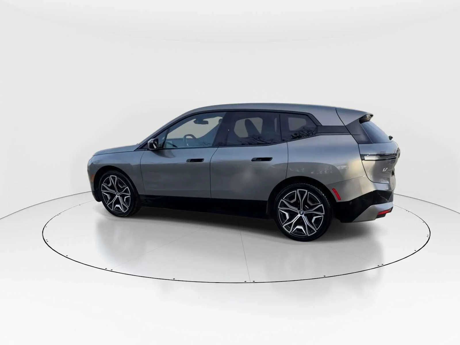 Used 2023 Oxide Grey Metallic BMW xDrive50 image 5